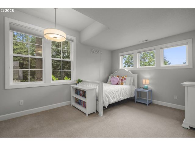 4200 UPPER Dr, Lake Oswego, OR 97035