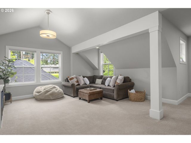 4200 UPPER Dr, Lake Oswego, OR 97035