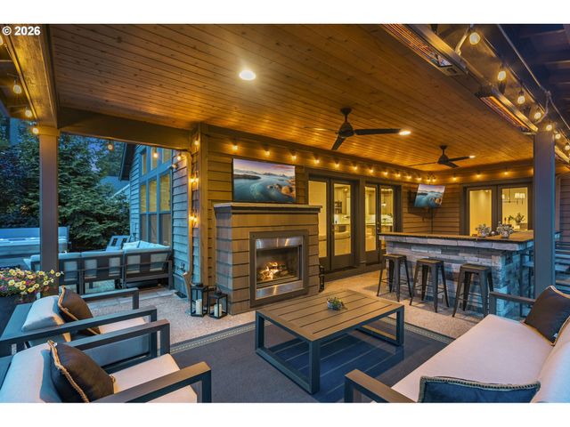4200 UPPER Dr, Lake Oswego, OR 97035