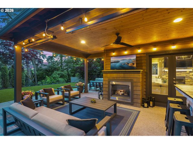 4200 UPPER Dr, Lake Oswego, OR 97035