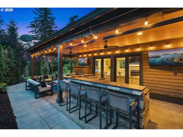 4200 UPPER Dr, Lake Oswego, OR 97035