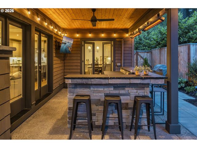 4200 UPPER Dr, Lake Oswego, OR 97035