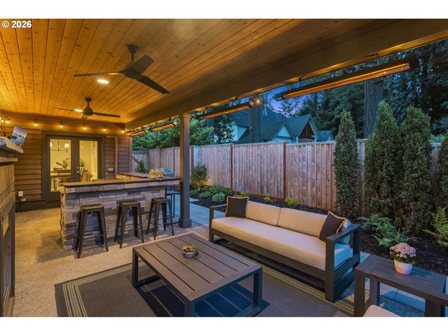 4200 UPPER Dr, Lake Oswego, OR 97035
