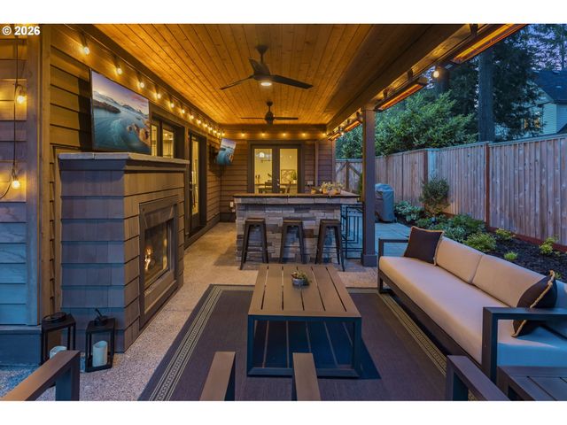 4200 UPPER Dr, Lake Oswego, OR 97035