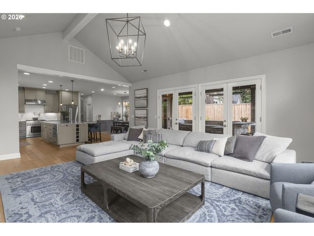 4200 UPPER Dr, Lake Oswego, OR 97035