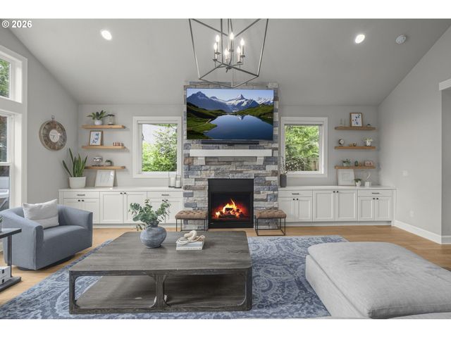 4200 UPPER Dr, Lake Oswego, OR 97035