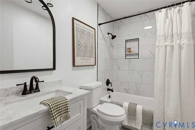 110 Hampton Dr, Colonial Heights, VA 23834