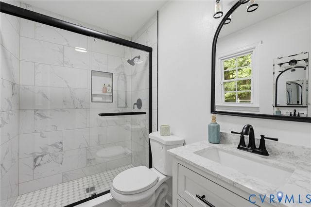 110 Hampton Dr, Colonial Heights, VA 23834
