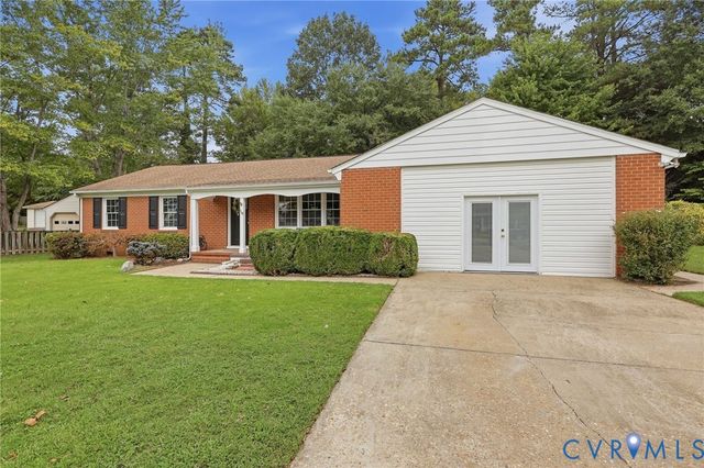 110 Hampton Dr, Colonial Heights, VA 23834