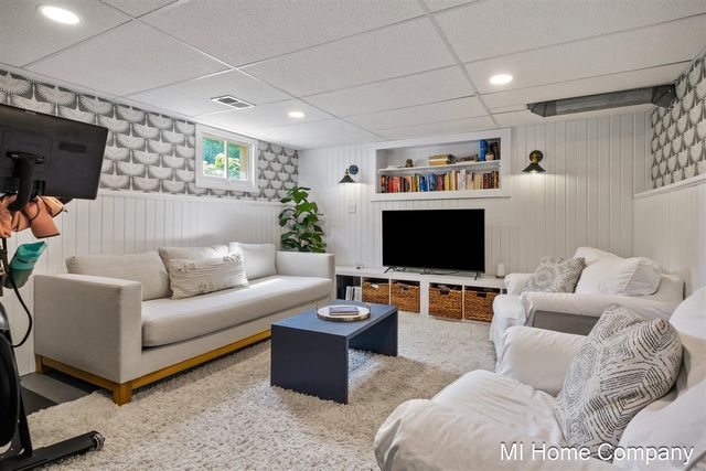 533 E Central Avenue, Zeeland, MI 49464