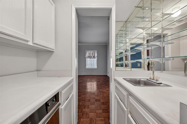 360 Wilcrest Drive 360, Houston, TX 77042