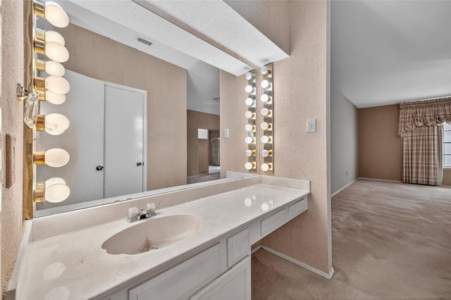 360 Wilcrest Drive 360, Houston, TX 77042