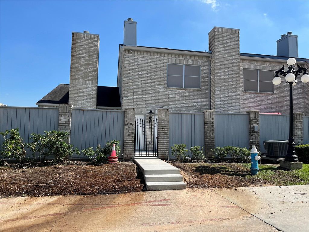 360 Wilcrest Drive 360, Houston, TX 77042
