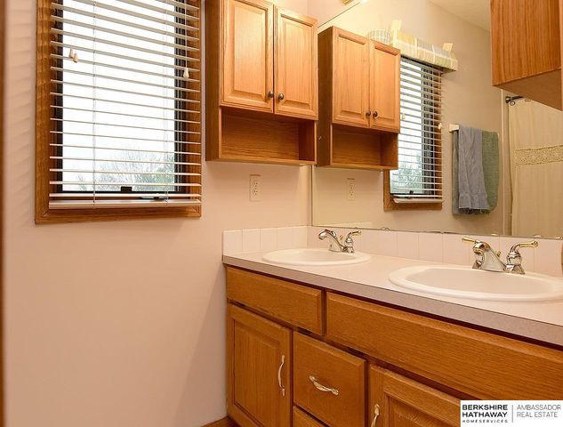 6008 S 159th Avenue, Omaha, NE 68135