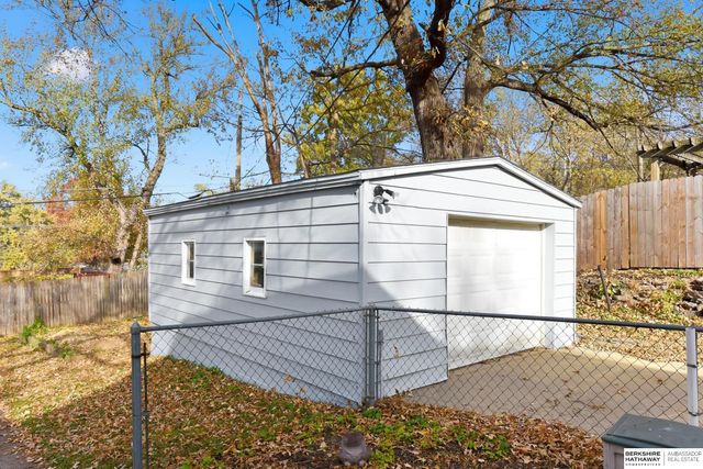 6460 Parker Street, Omaha, NE 68104