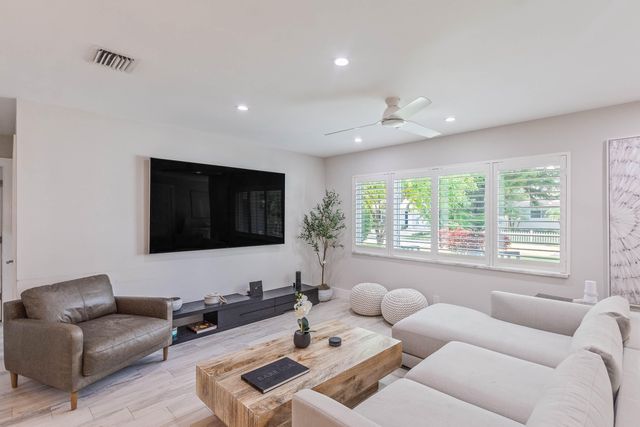2830 SW 5th Street, Boynton Beach, FL 33435