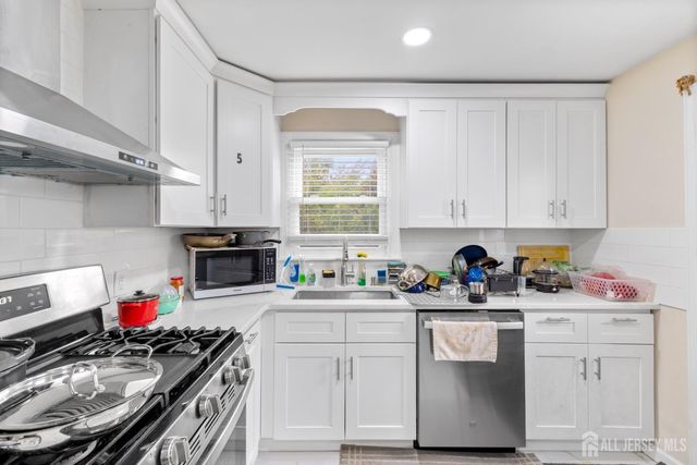 22 N Oak N Avenue, Iselin, NJ 08830