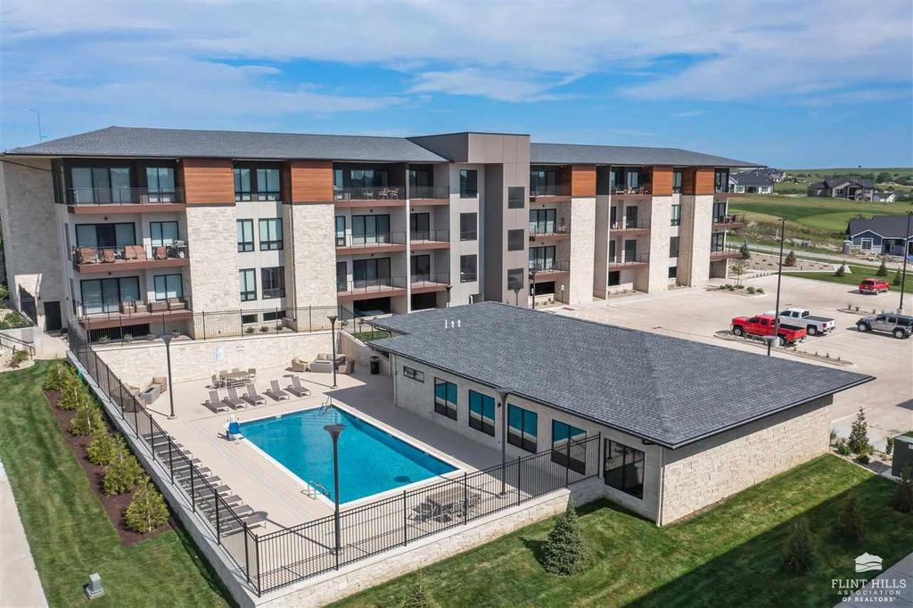 3010 Fieldhouse Cir Apt 106, Manhattan, KS 66503