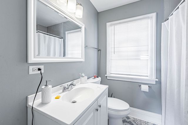 10044 S La Salle Street, Chicago, IL 60628