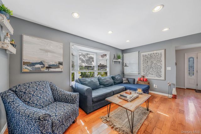 29 North Plaza, Amity Harbor, NY 11701