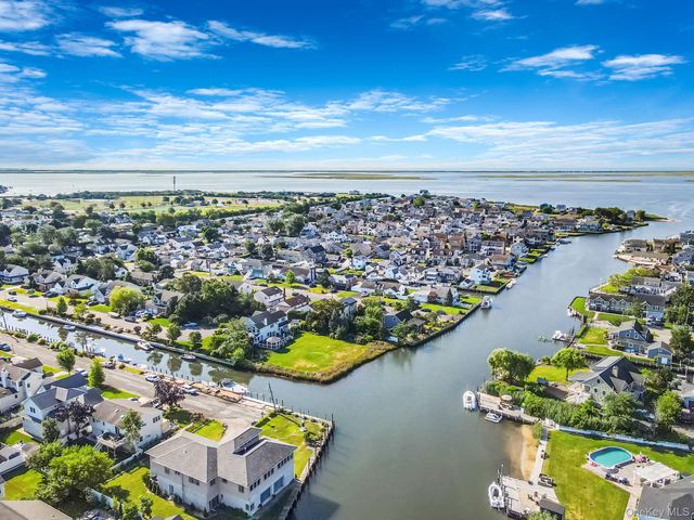 29 North Plaza, Amity Harbor, NY 11701