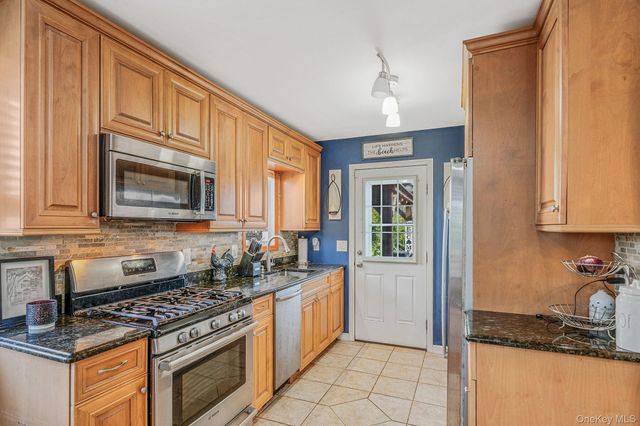 29 North Plaza, Amity Harbor, NY 11701