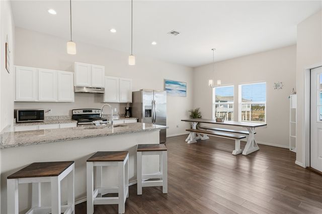 111 Paradise Dr, Rockport, TX 78382