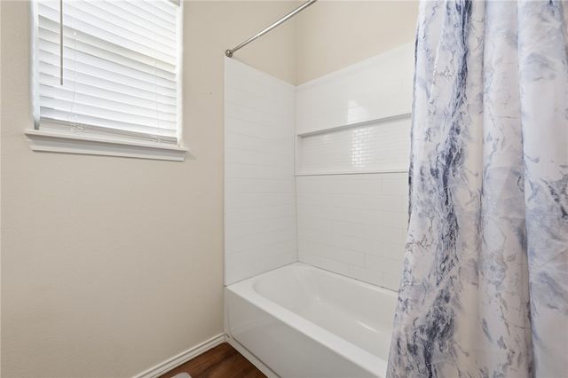 111 Paradise Dr, Rockport, TX 78382