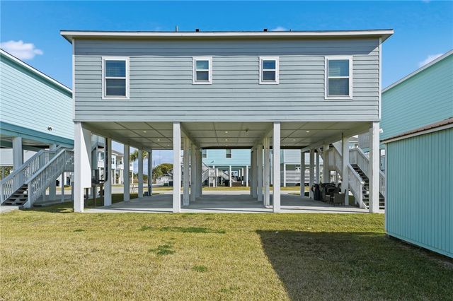 111 Paradise Dr, Rockport, TX 78382