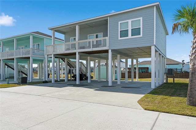 111 Paradise Dr, Rockport, TX 78382
