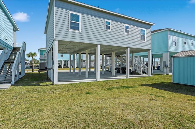 111 Paradise Dr, Rockport, TX 78382