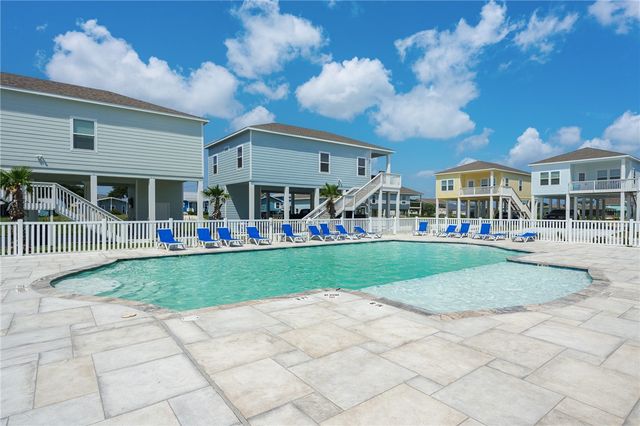 111 Paradise Dr, Rockport, TX 78382