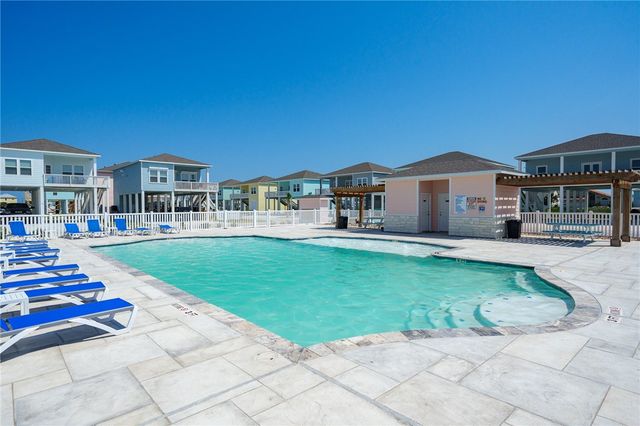 111 Paradise Dr, Rockport, TX 78382