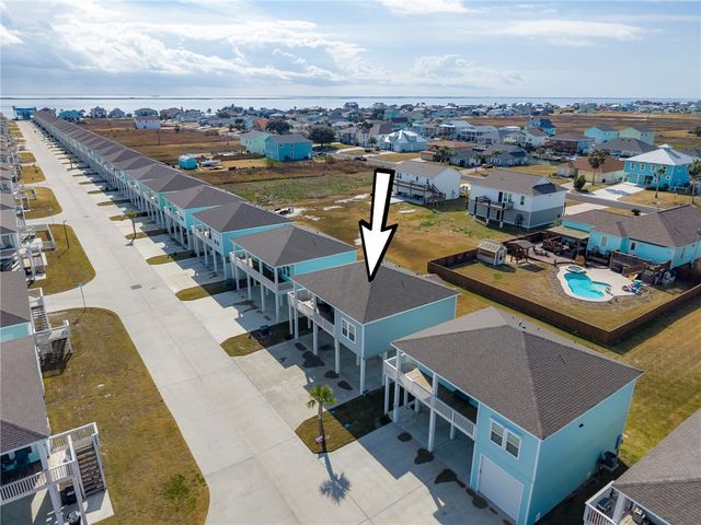 111 Paradise Dr, Rockport, TX 78382