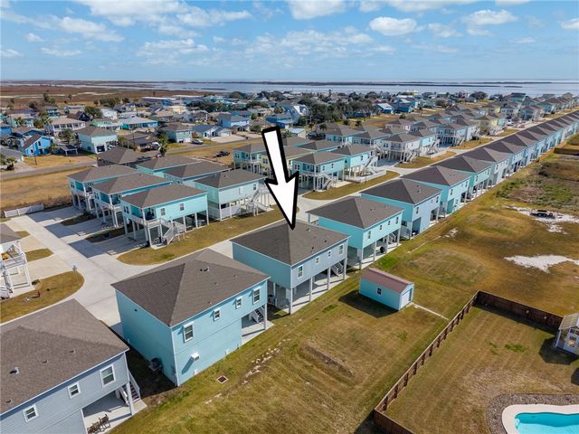 111 Paradise Dr, Rockport, TX 78382