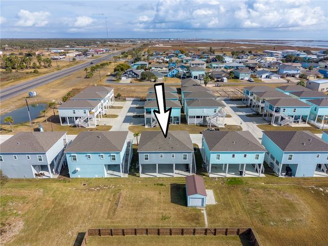 111 Paradise Dr, Rockport, TX 78382
