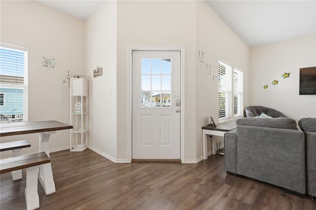 111 Paradise Dr, Rockport, TX 78382