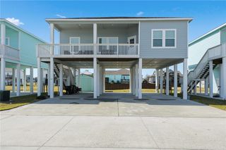111 Paradise Dr, Rockport, TX 78382