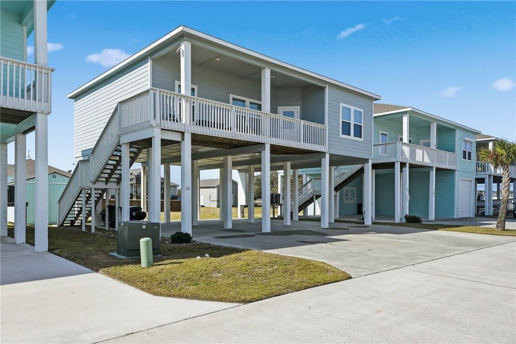 111 Paradise Dr, Rockport, TX 78382 — photo 2