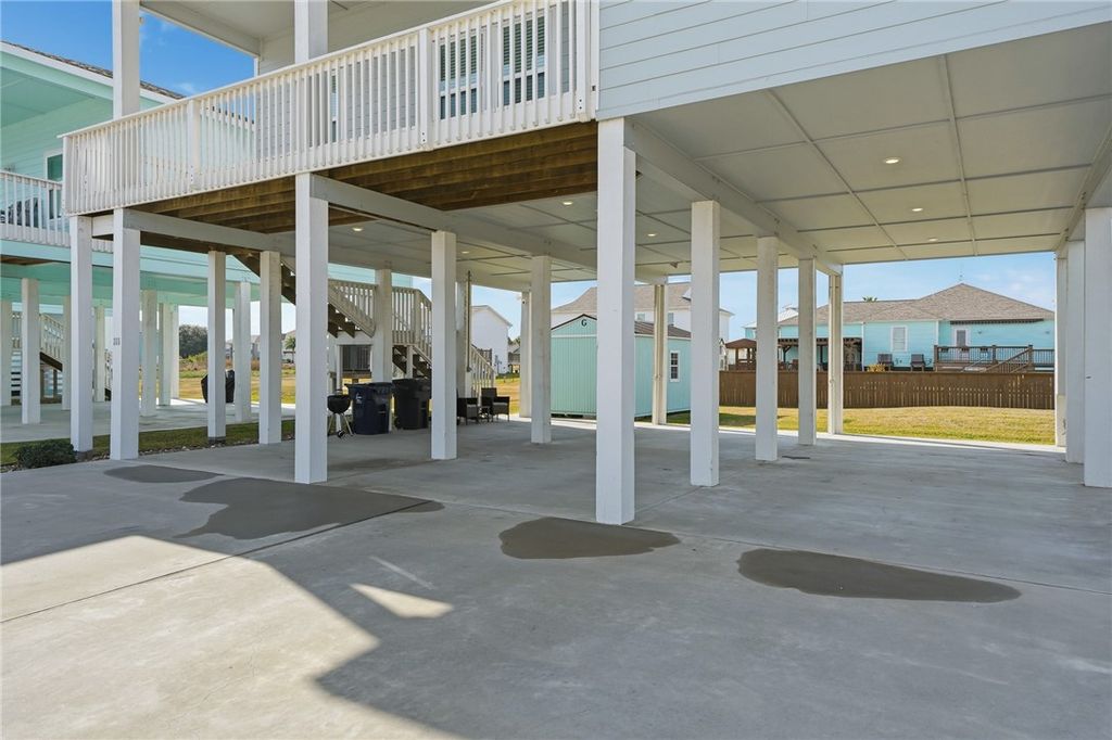 111 Paradise Dr, Rockport, TX 78382 — photo 4