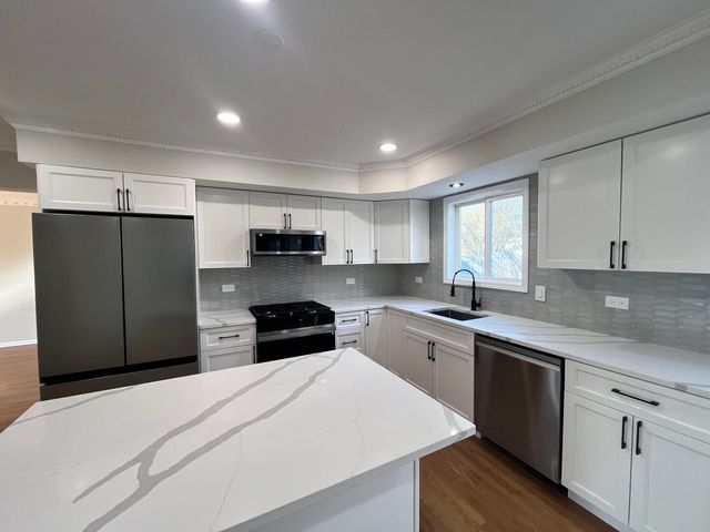 513 Trestle Court, Grayslake, IL 60030