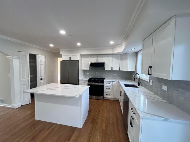 513 Trestle Court, Grayslake, IL 60030