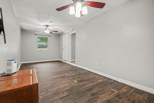 905 15th Ave N, Texas City, TX 77590