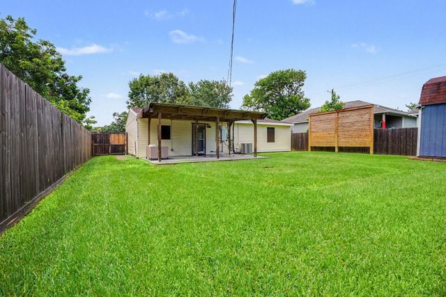 905 15th Ave N, Texas City, TX 77590