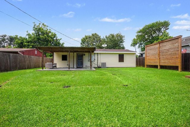 905 15th Ave N, Texas City, TX 77590