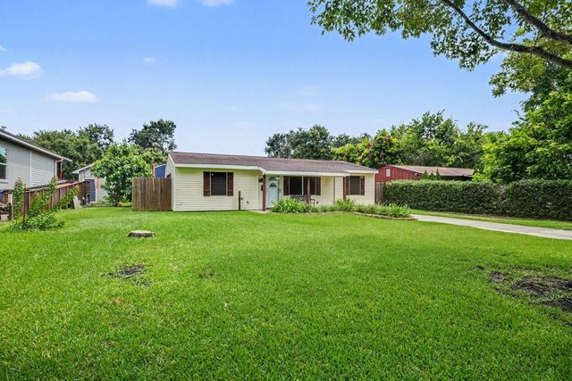 905 15th Ave N, Texas City, TX 77590