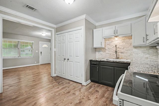 905 15th Ave N, Texas City, TX 77590