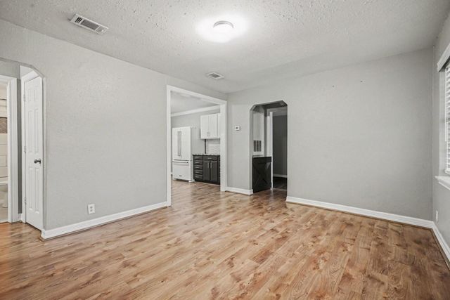 905 15th Ave N, Texas City, TX 77590