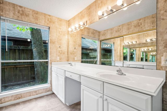 22 S Rain Forest Court, The Woodlands, TX 77380