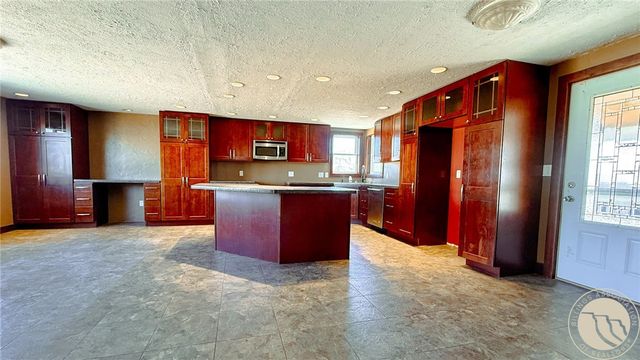 121 W Southern Avenue, Plentywood, MT 59254